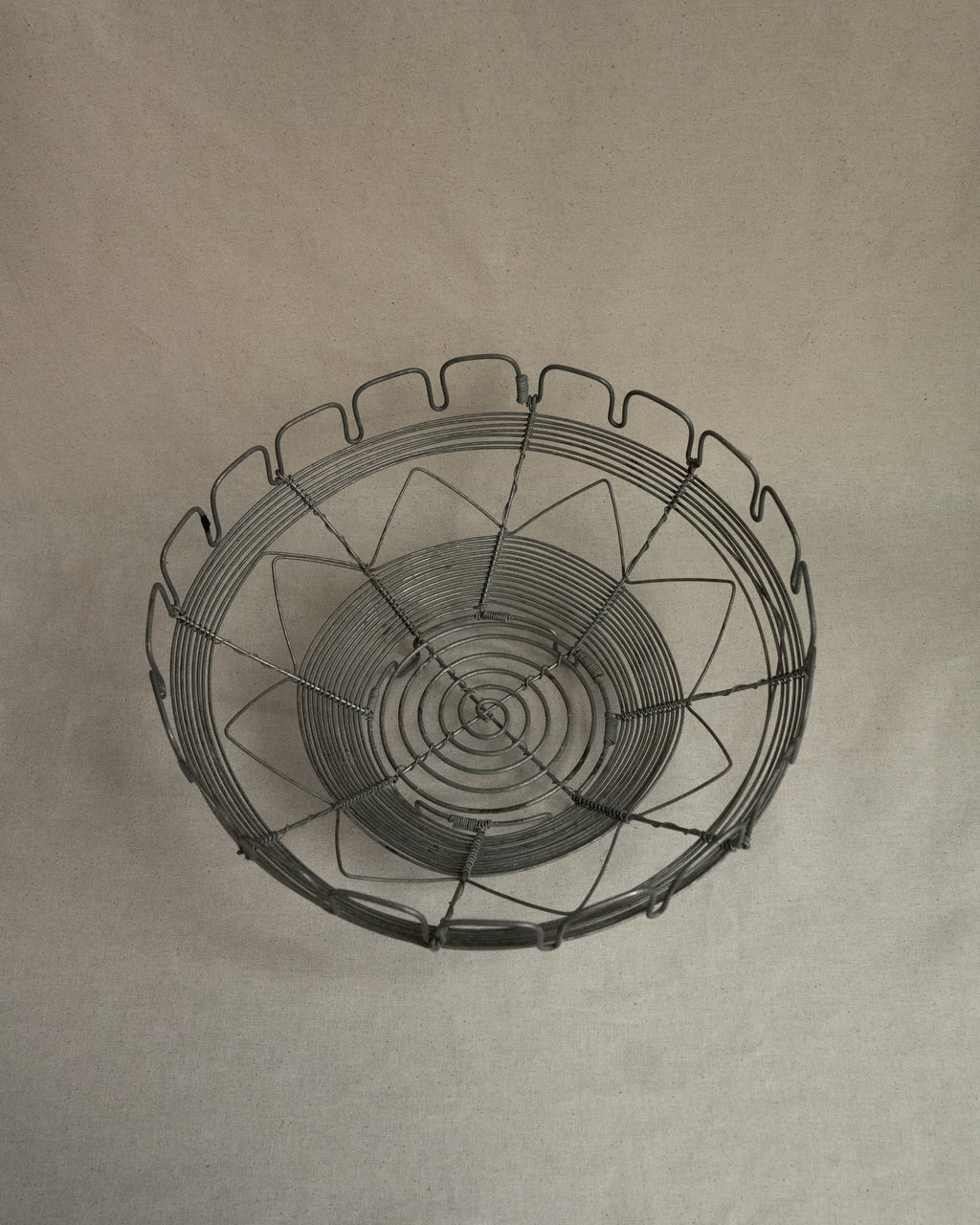 Metal wire basket with triangle, spiral and square scalloped details