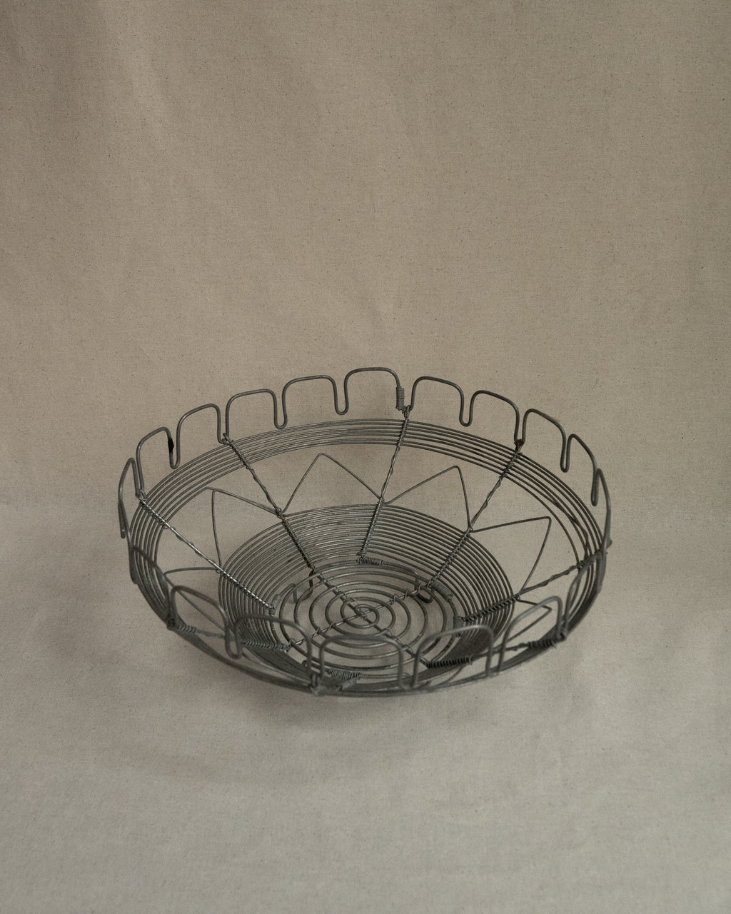 Metal wire basket with triangle, spiral and square scalloped details