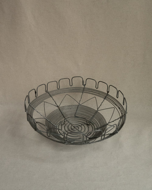 Metal wire basket with triangle, spiral and square scalloped details