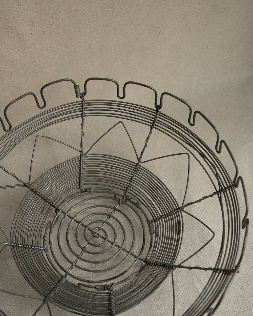 Metal wire basket with triangle, spiral and square scalloped details