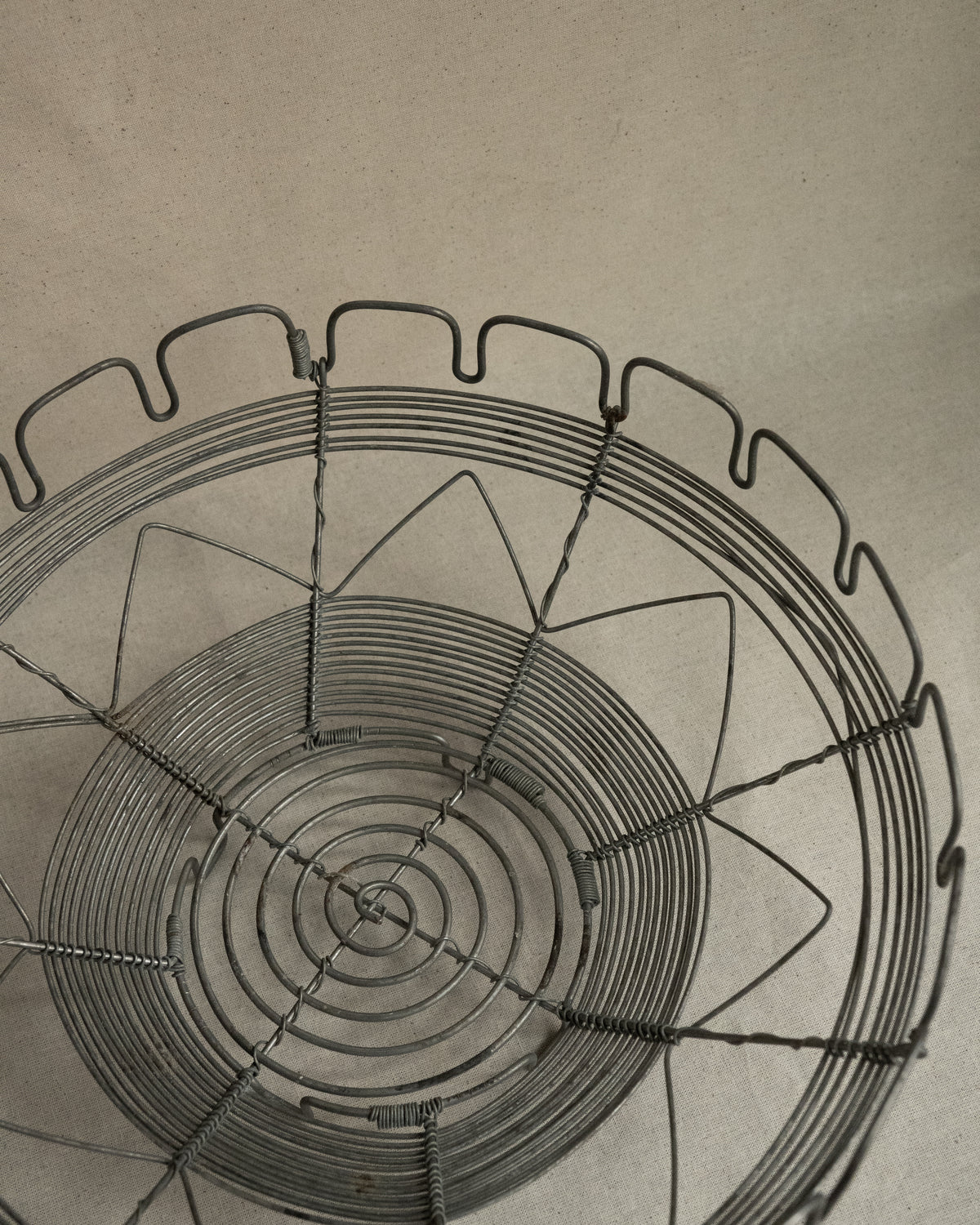 Metal wire basket with triangle, spiral and square scalloped details