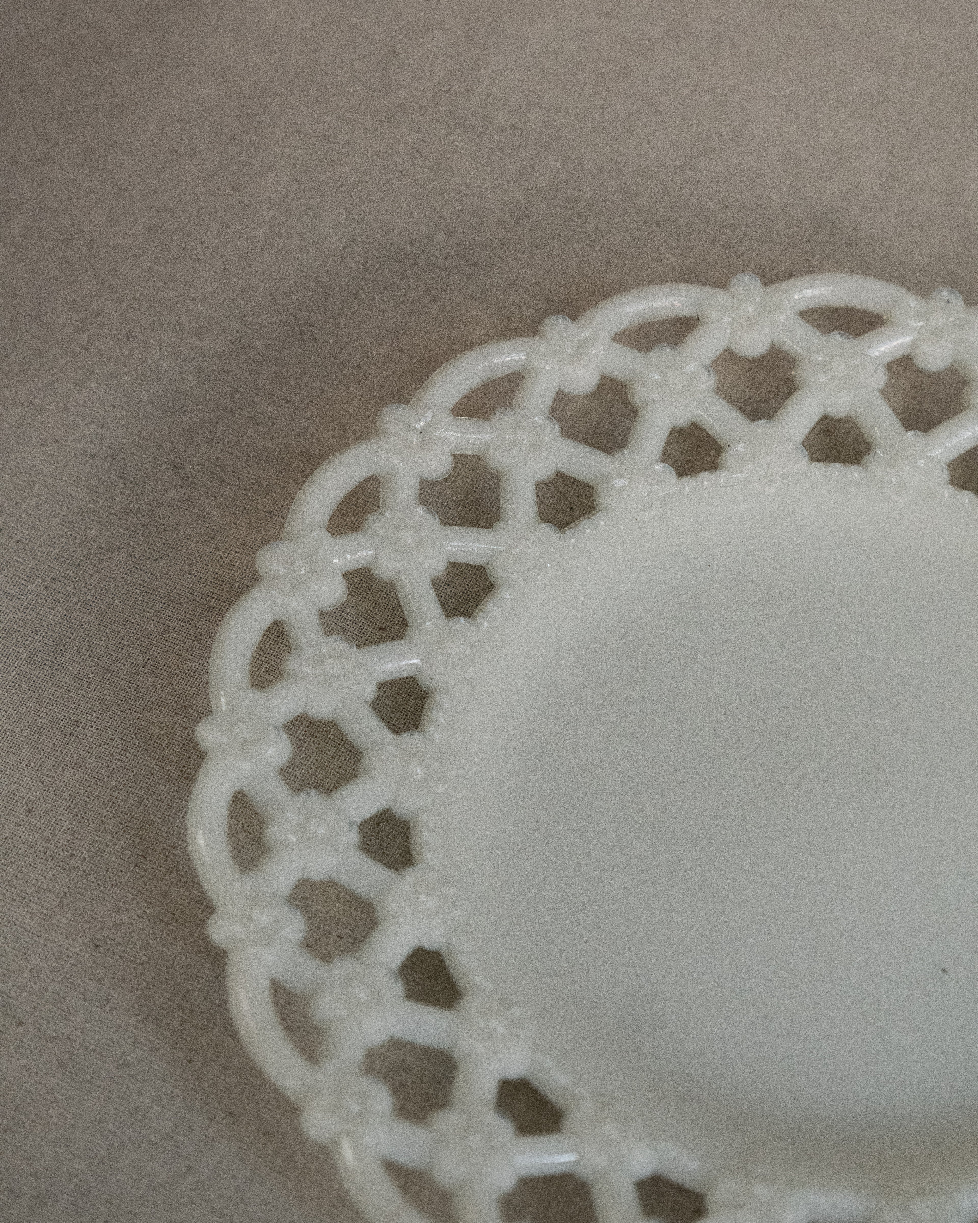 Portieux Vallerysthal french milk glass plate