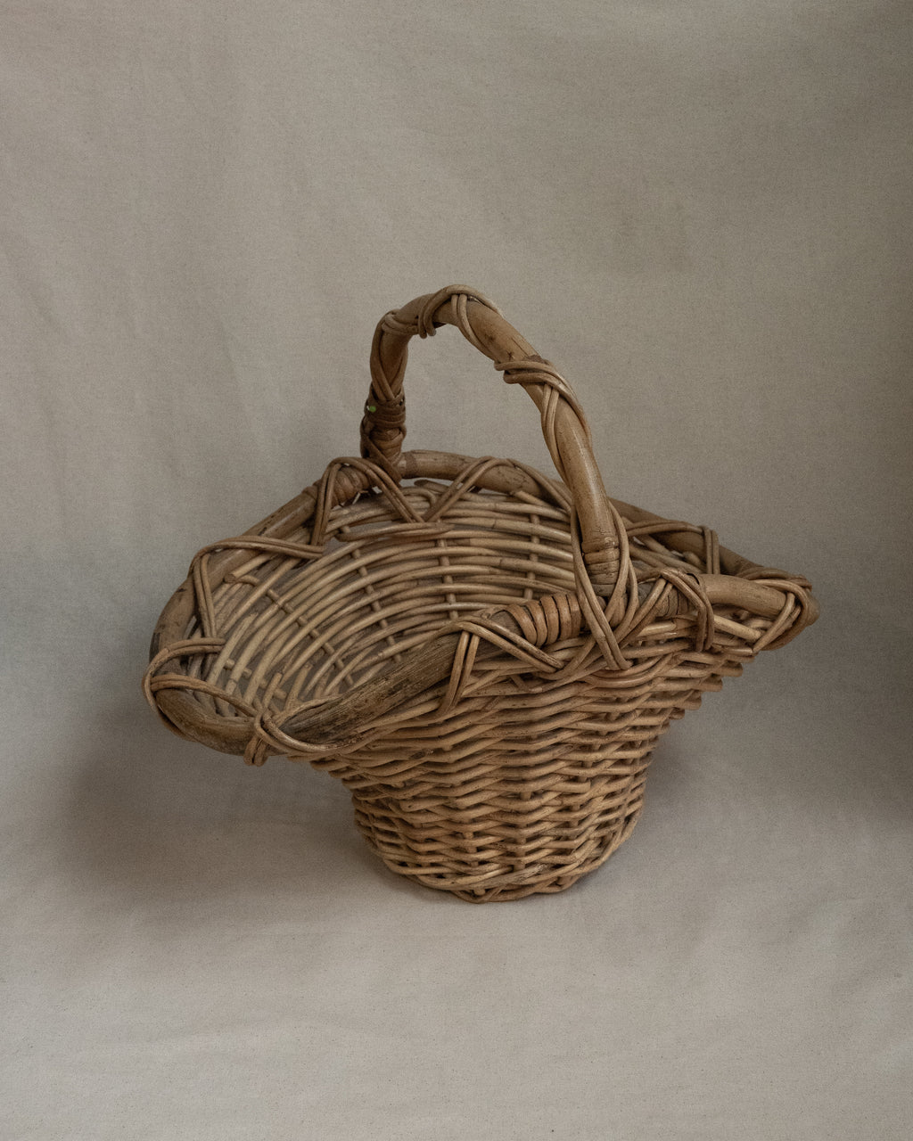 Woven basket with handle
