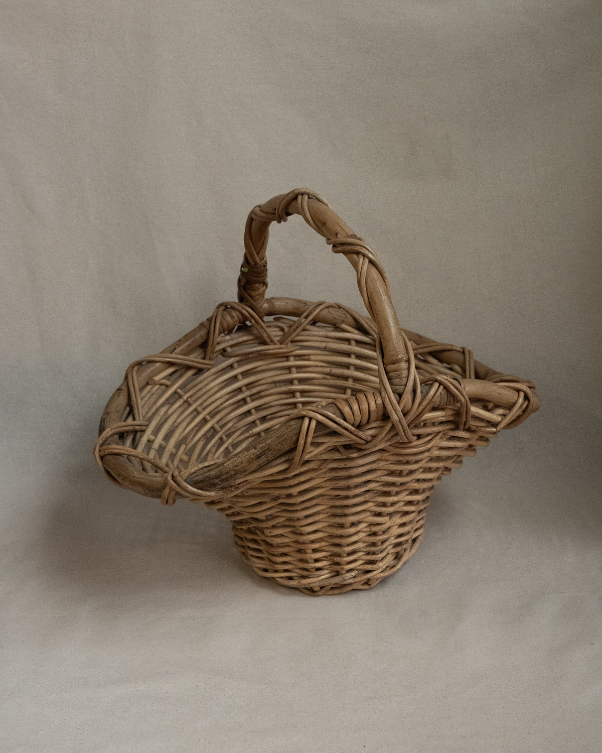 Woven basket with handle