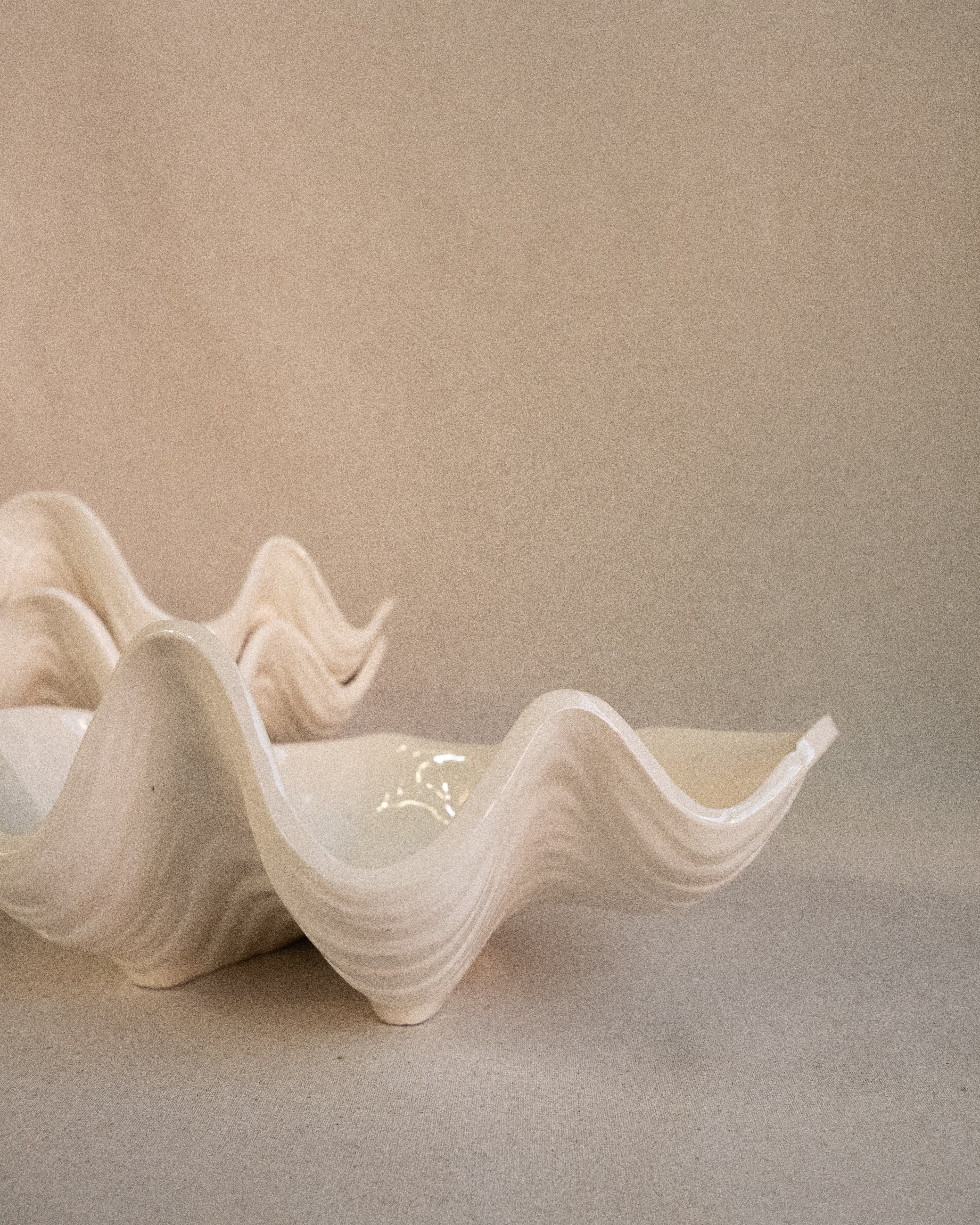 White ceramic clam shell dish
