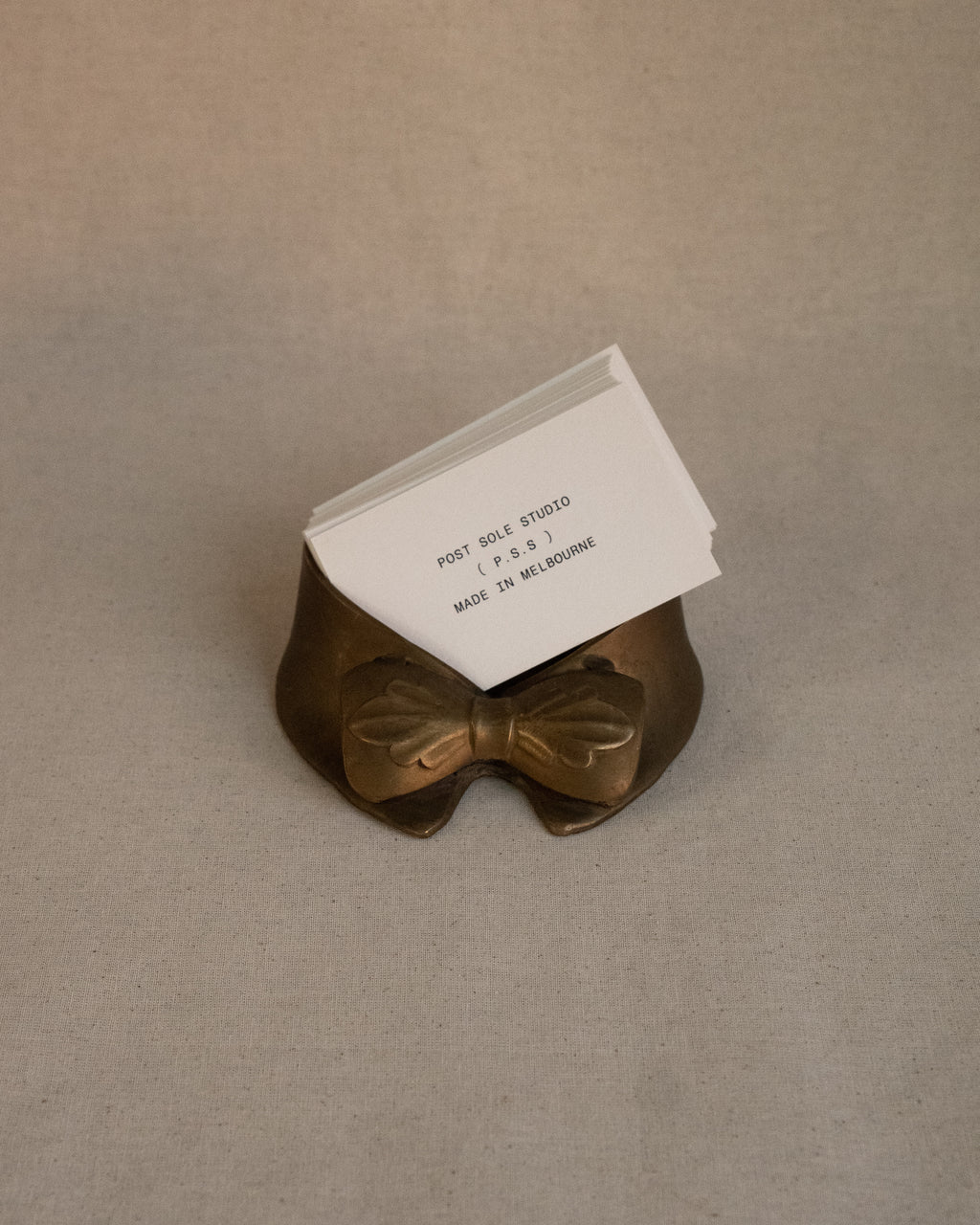 Brass bowtie on collar dish