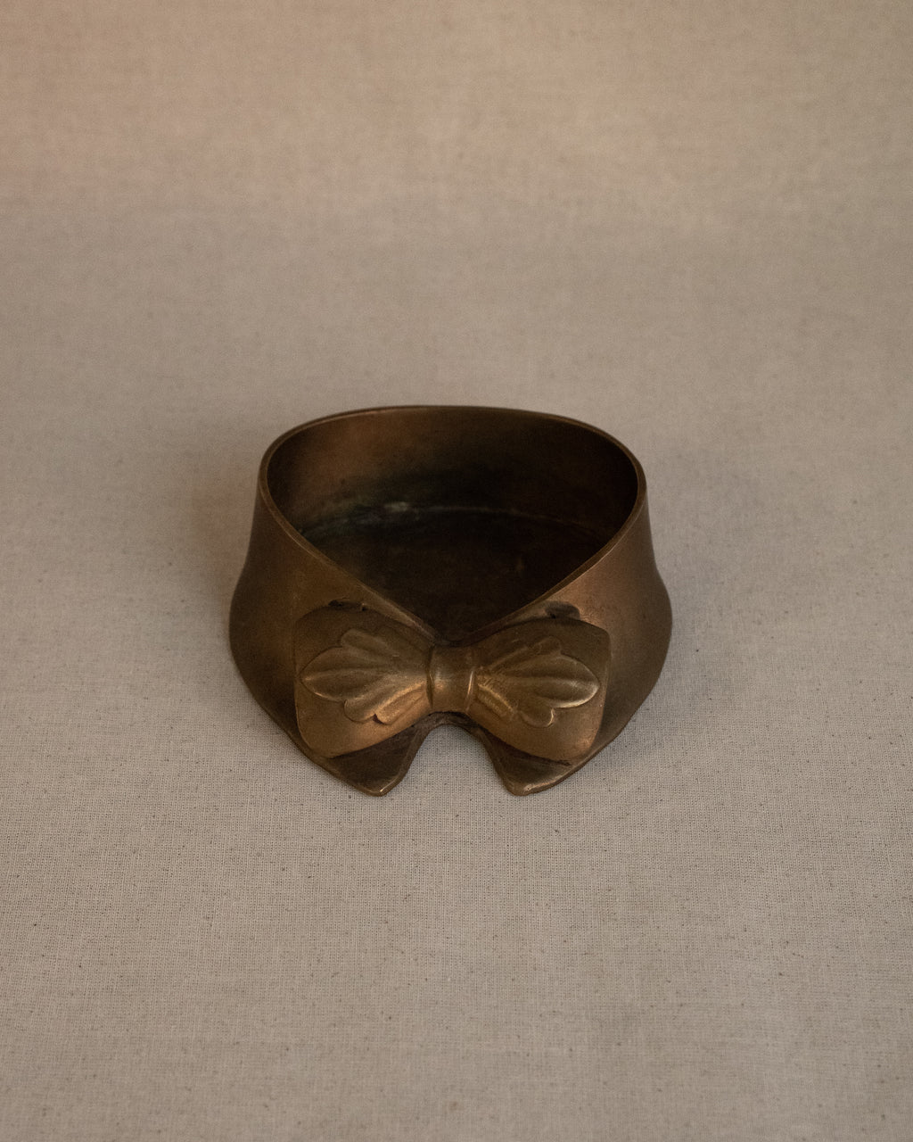 Brass bowtie on collar dish