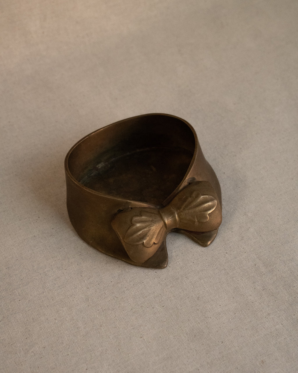 Brass bowtie on collar dish