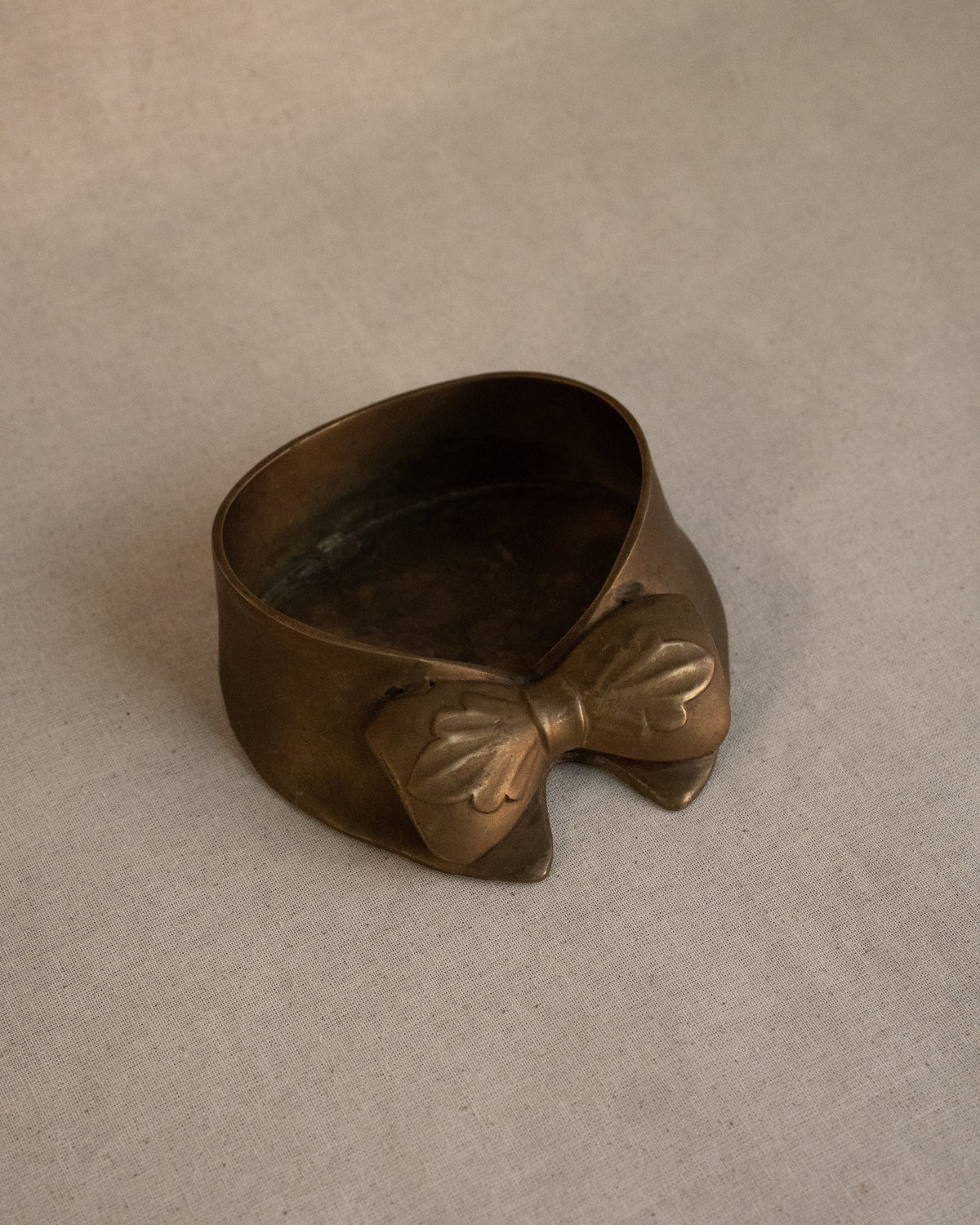 Brass bowtie on collar dish