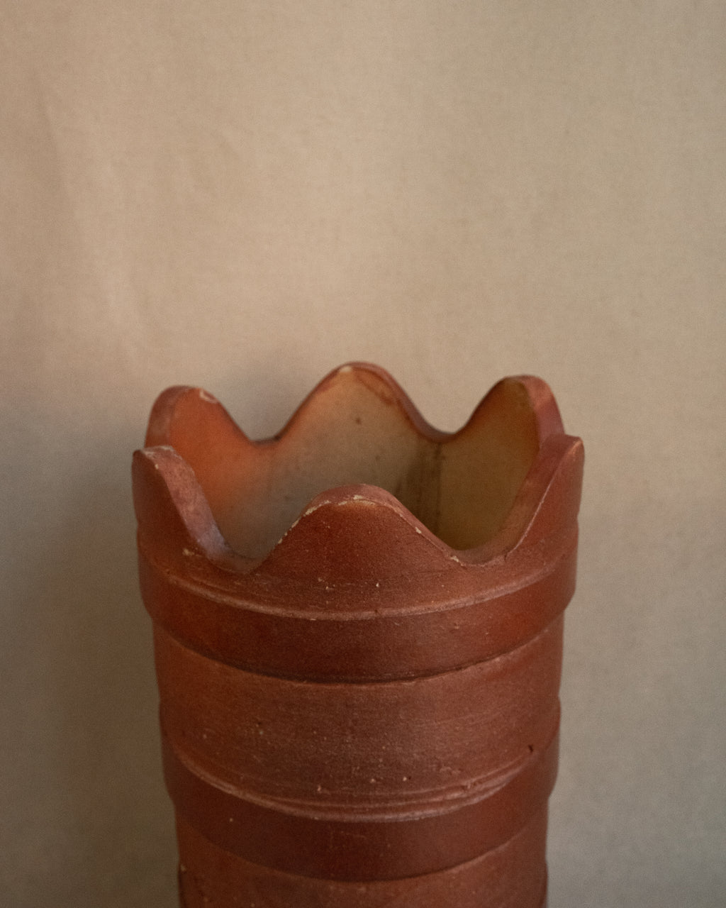 Wavy ceramic planter pot with terracotta finish
