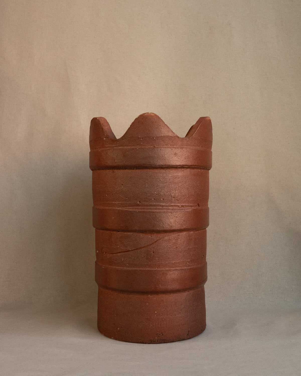 Wavy ceramic planter pot with terracotta finish