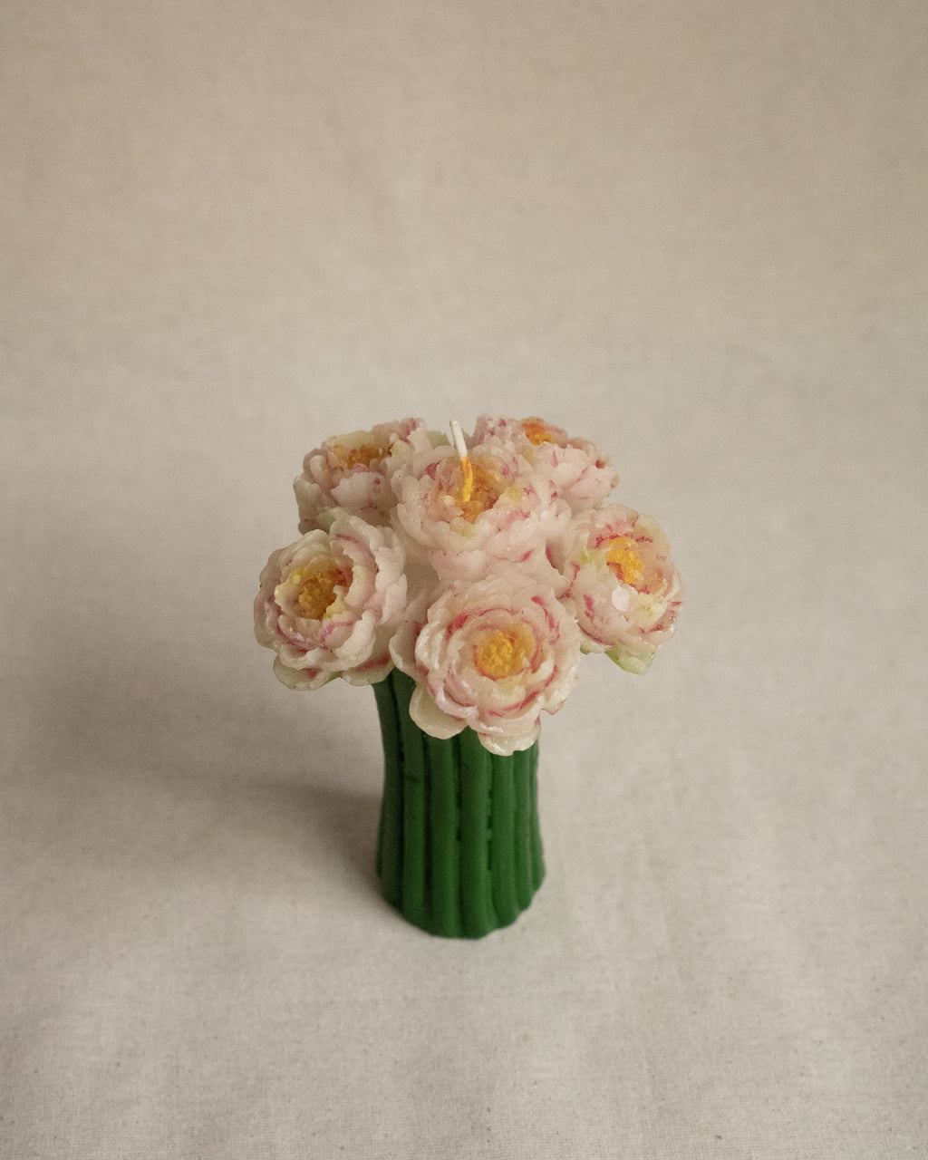 Bouquet of white and pink peonies candle