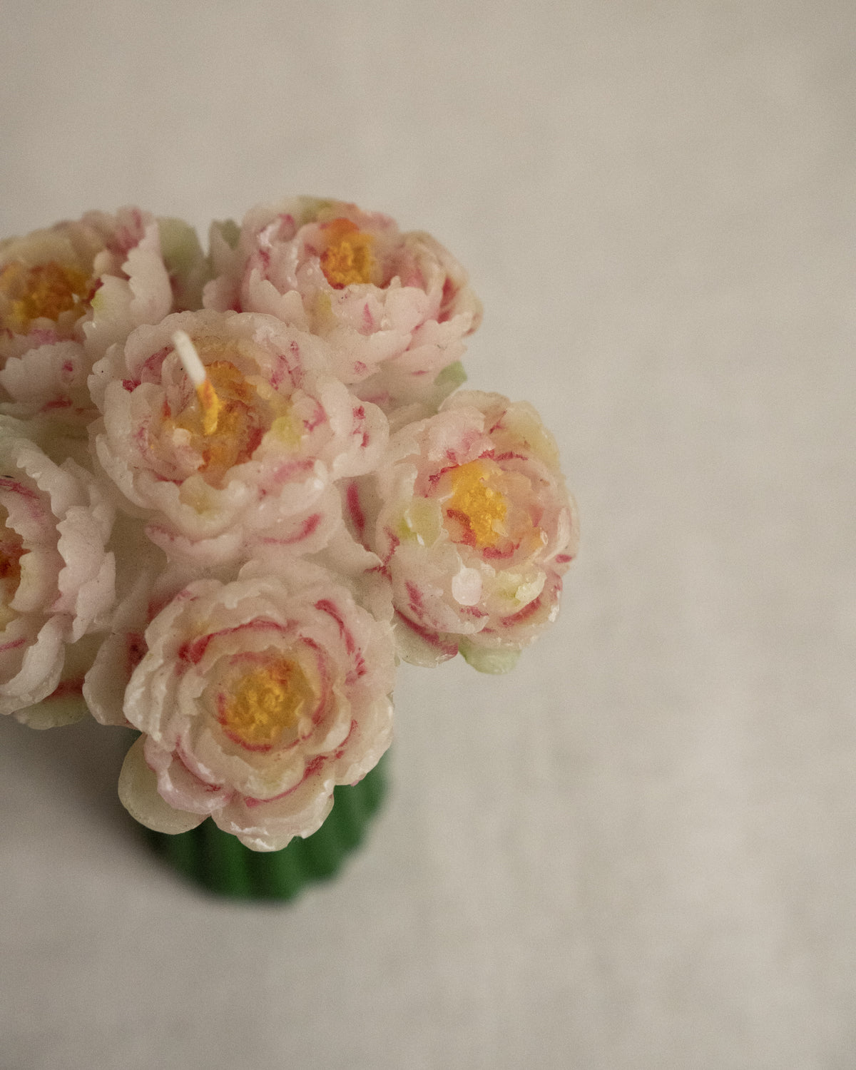 Bouquet of white and pink peonies candle
