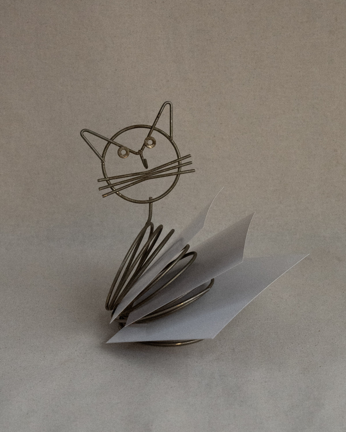 Metal wire cat letter/business card holder