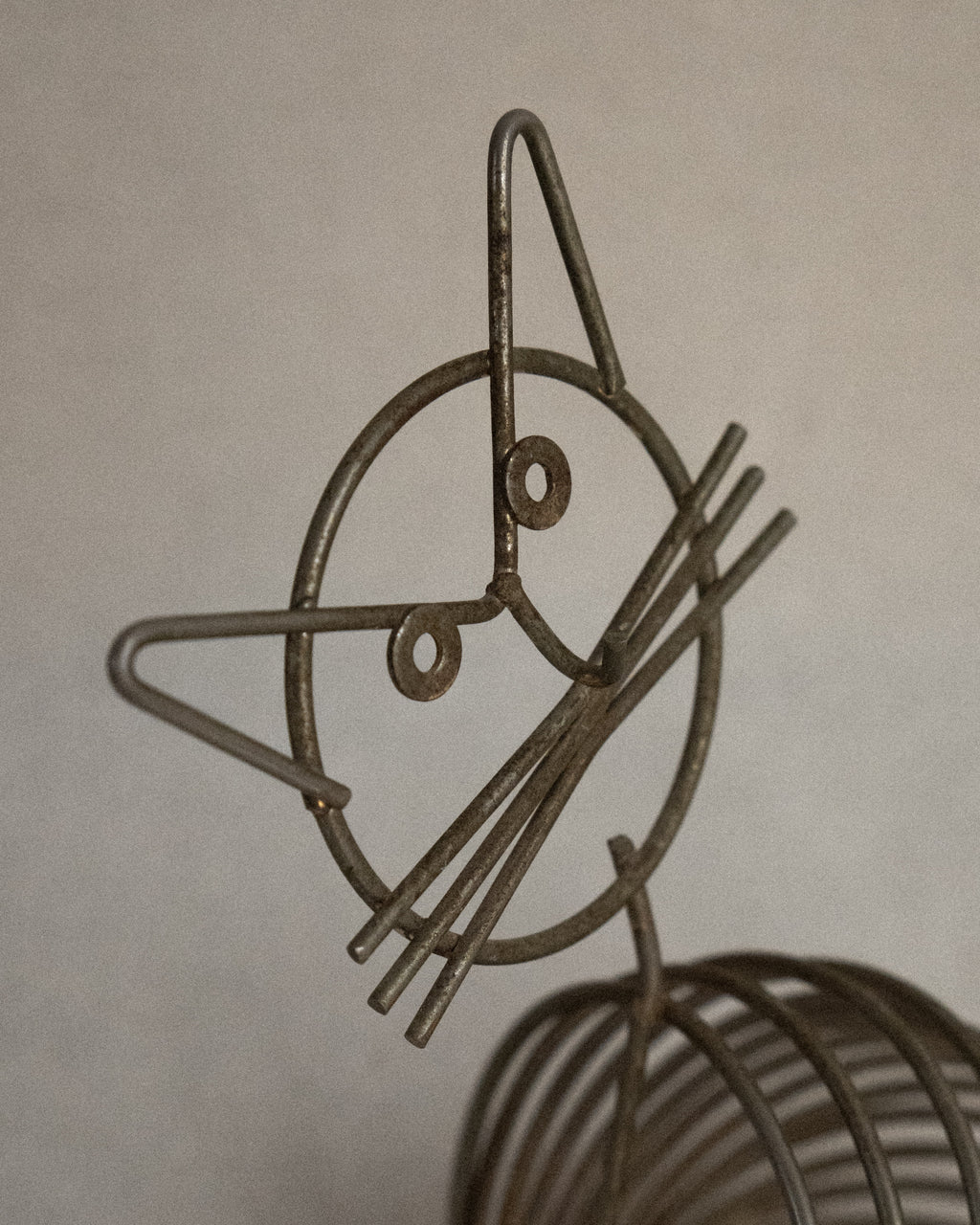 Metal wire cat letter/business card holder