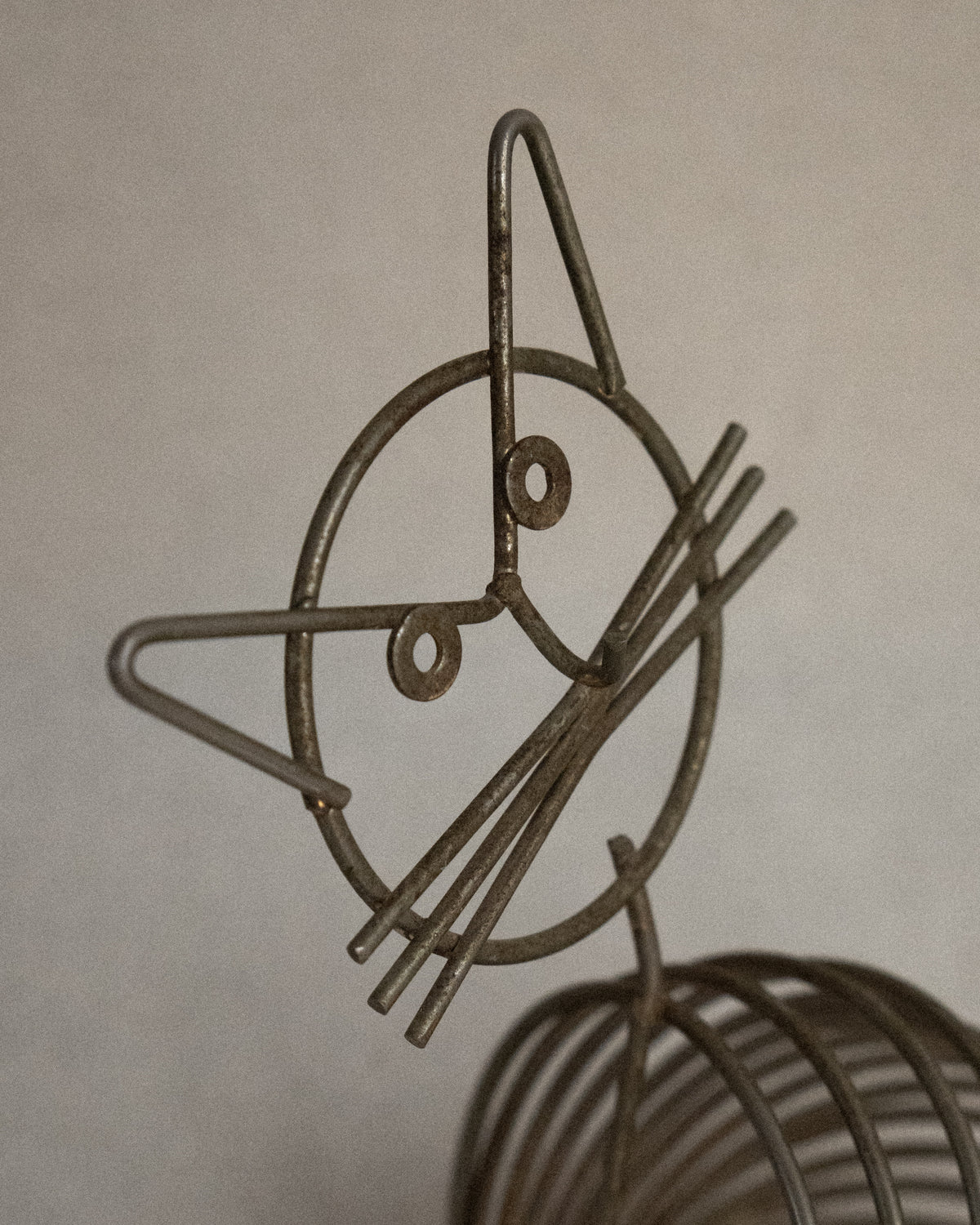 Metal wire cat letter/business card holder