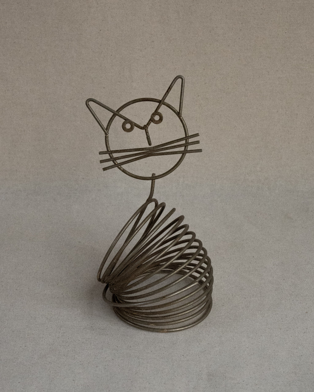 Metal wire cat letter/business card holder