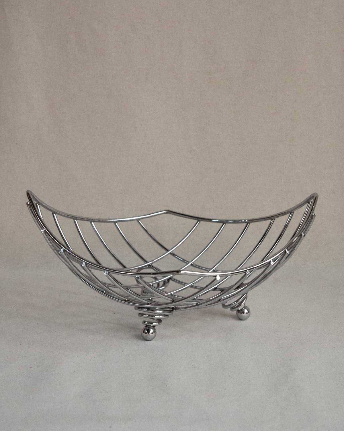 Metal basket with atomic springy feet