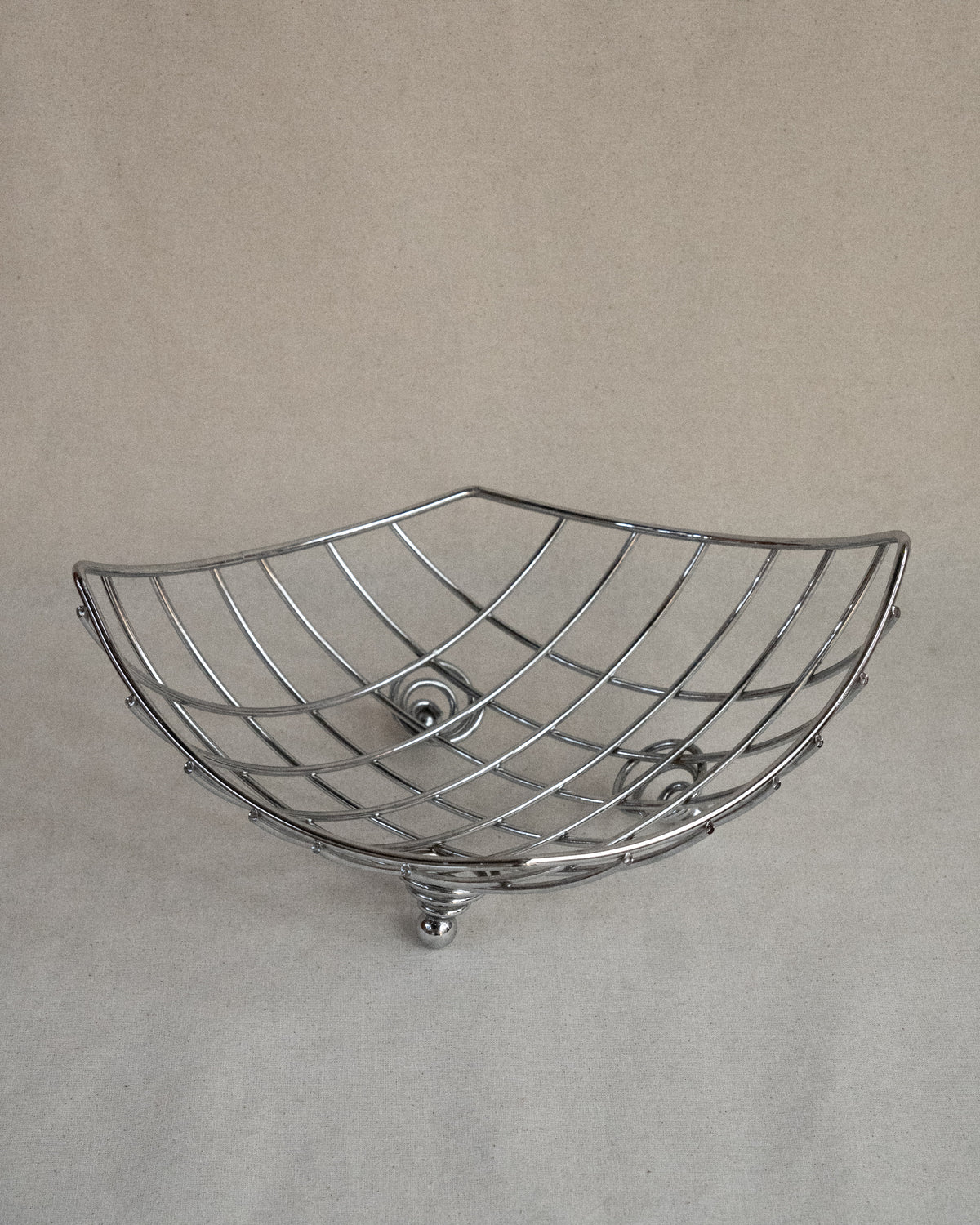 Metal basket with atomic springy feet