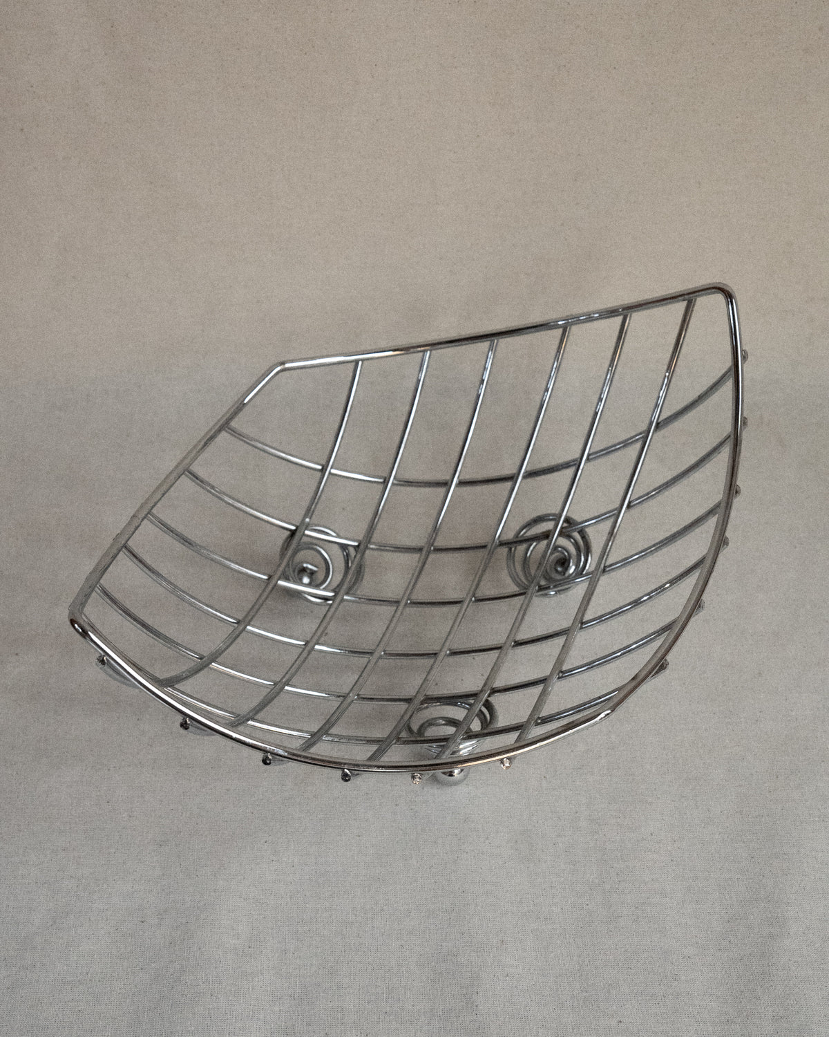 Metal basket with atomic springy feet