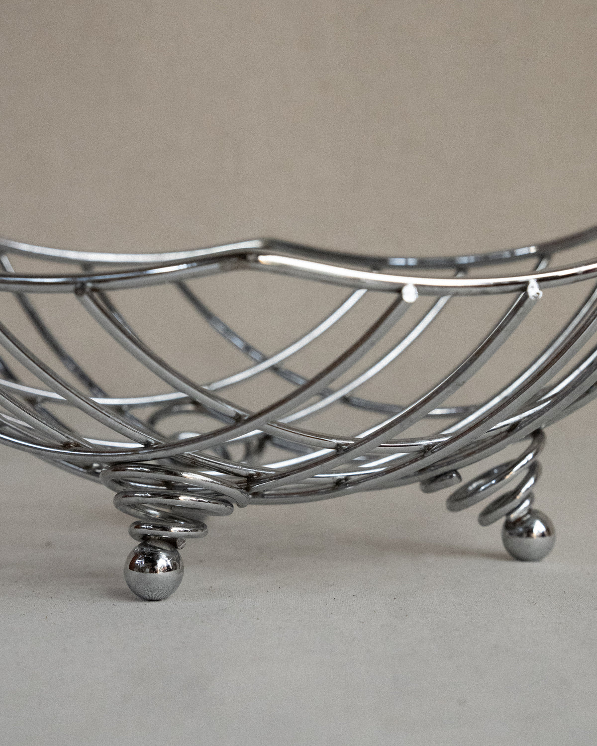 Metal basket with atomic springy feet