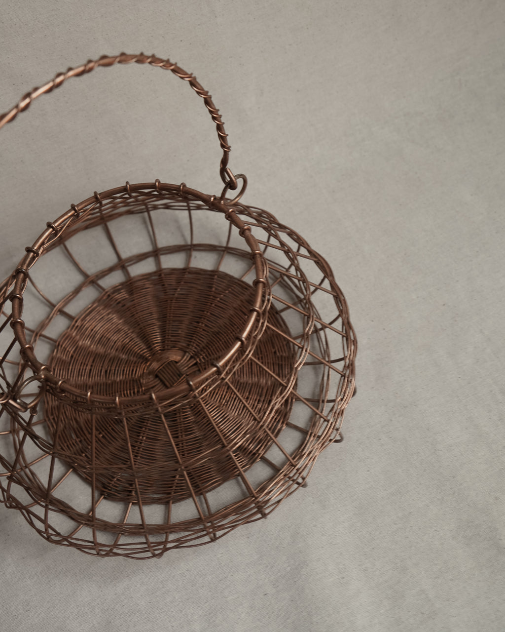 Copper wire basket with handle