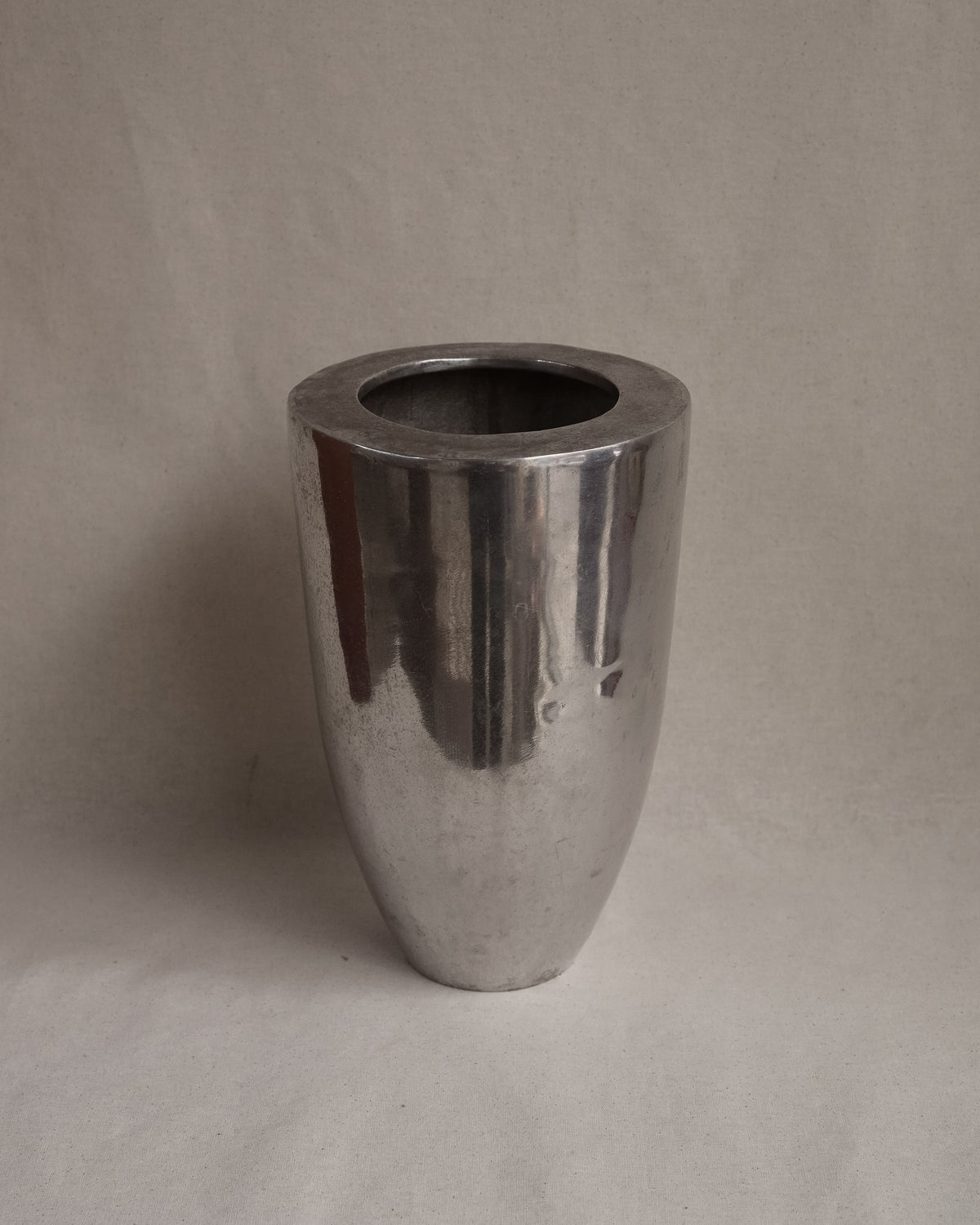 Aluminum vase with flat top