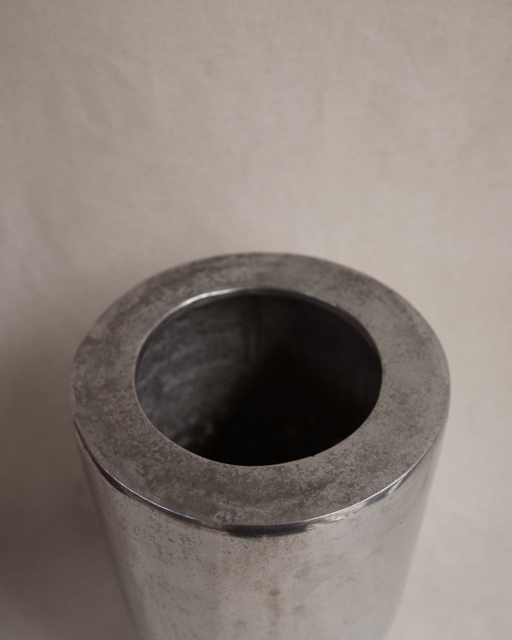 Aluminum vase with flat top