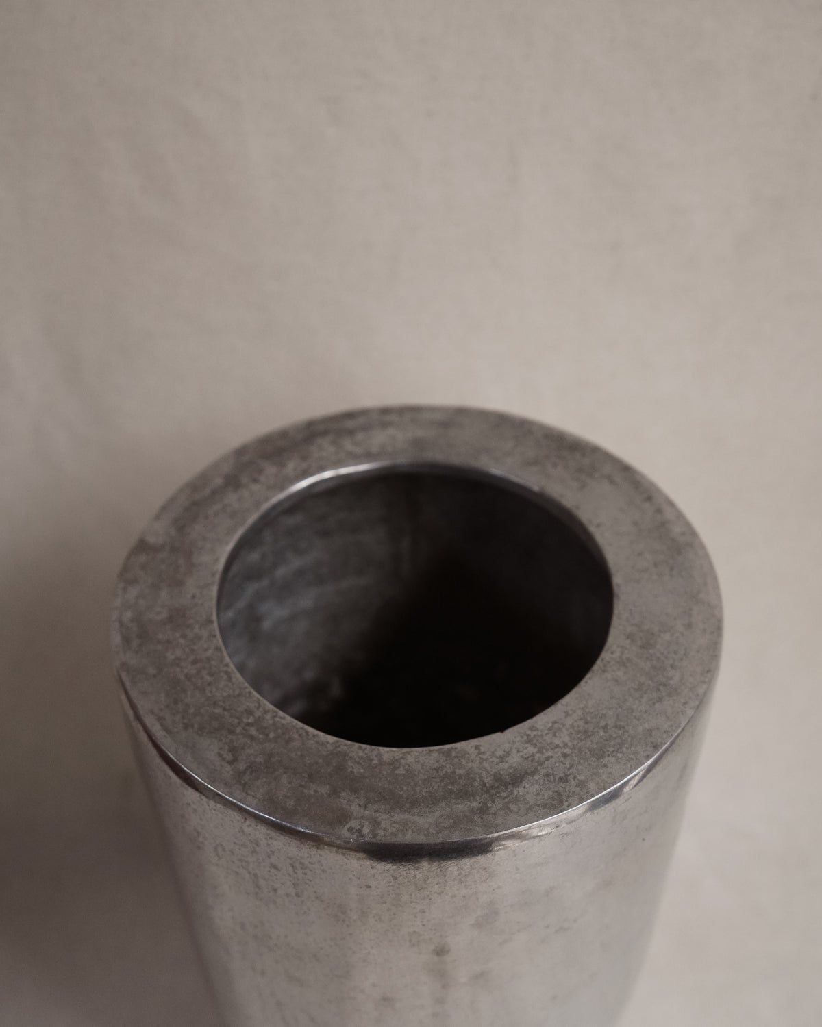Aluminum vase with flat top