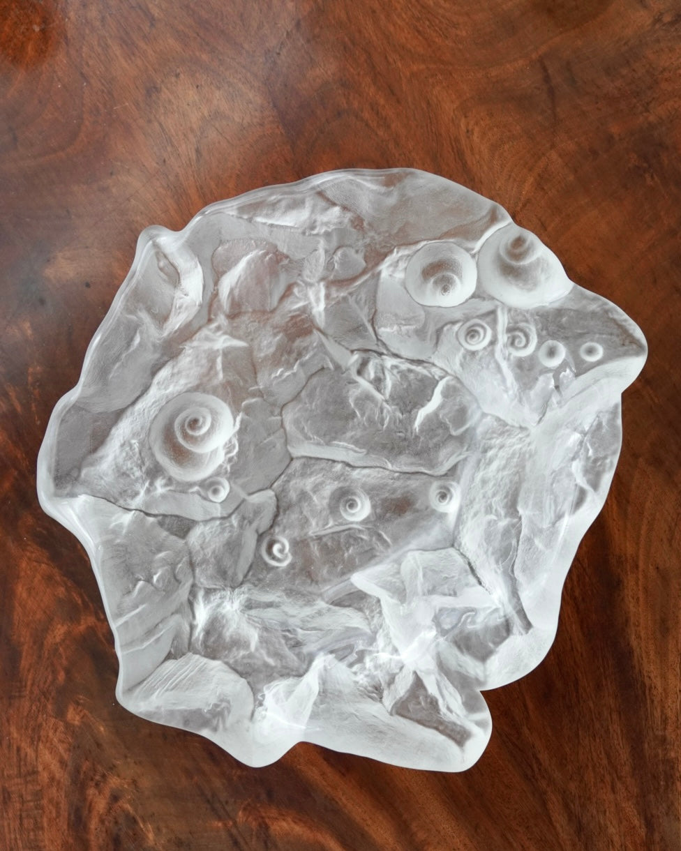 Crystal bowl with seashell engravings by Jolanda Prinsen designed for Walther Glass (Germany)