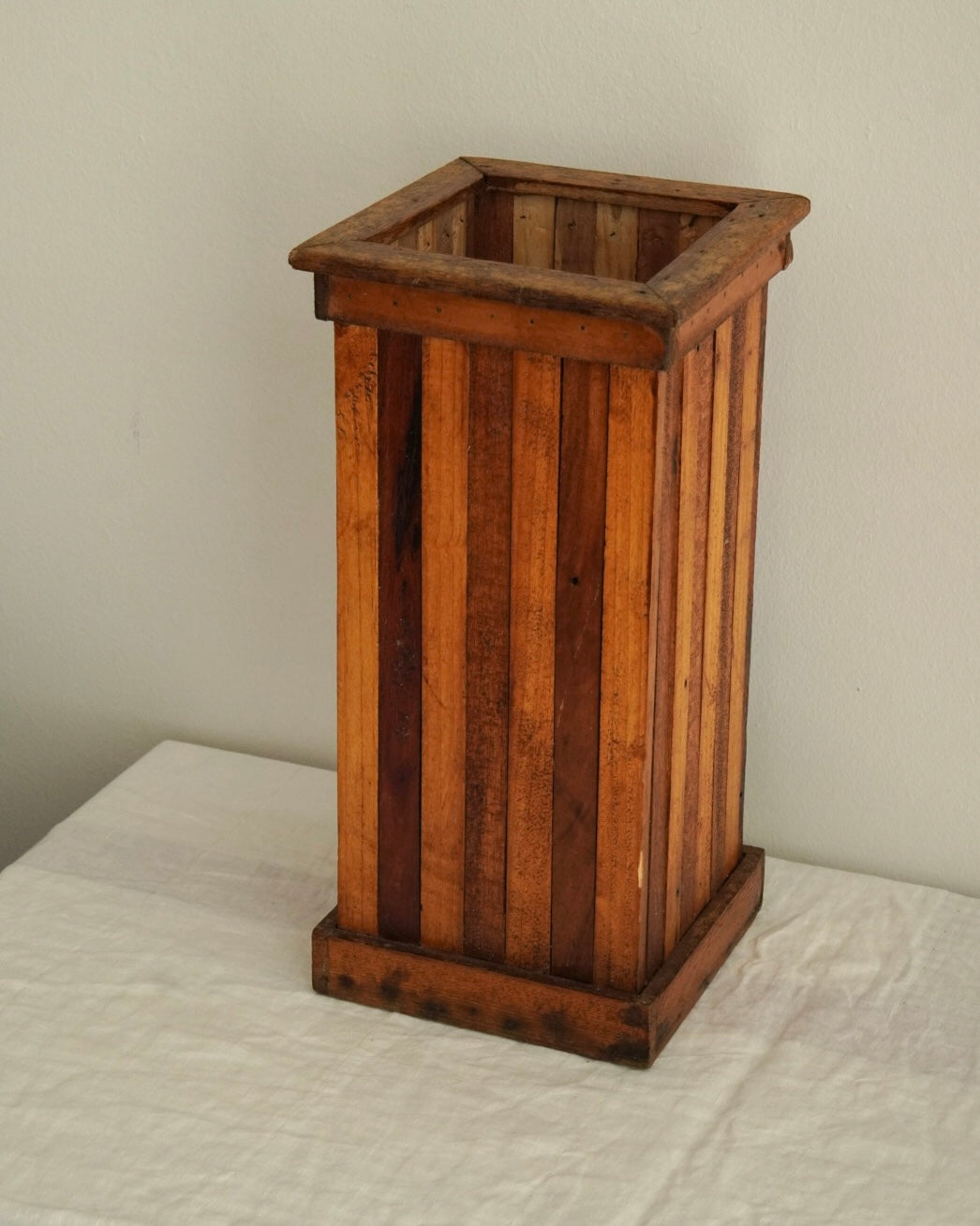 Wooden container with stripe pattern
