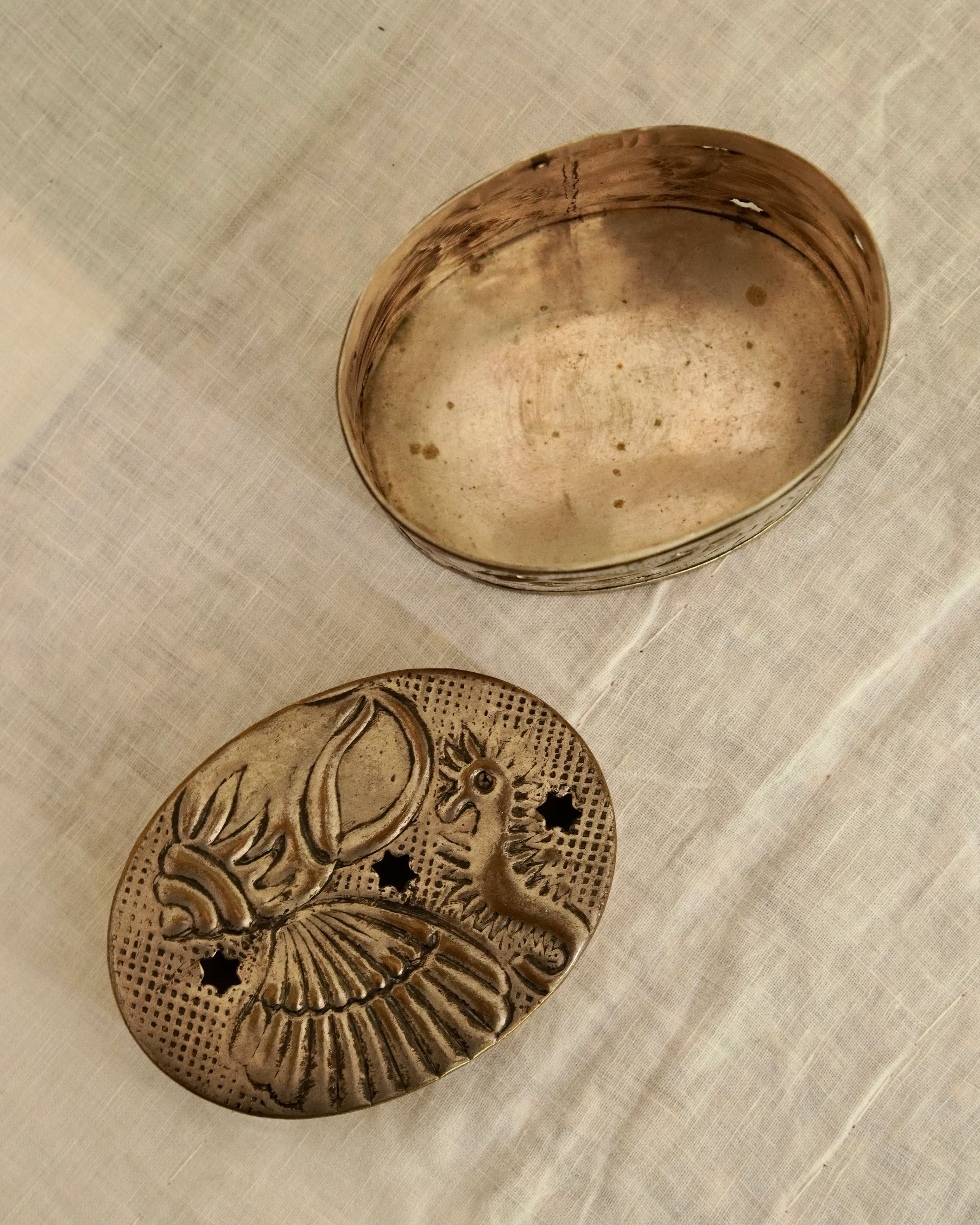 Embossed seashells and seahorses and star cutouts tin trinket box