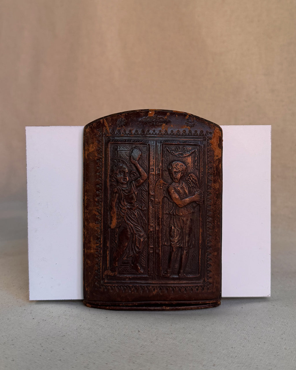 Embossed leather bookend depicting angels, Made in Italy
