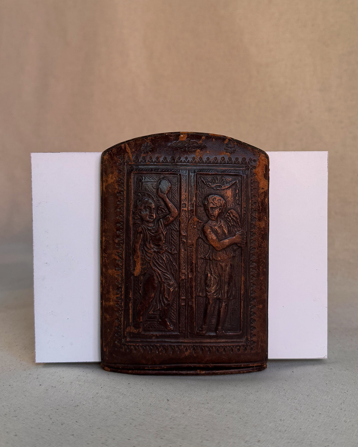 Embossed leather bookend depicting angels, Made in Italy