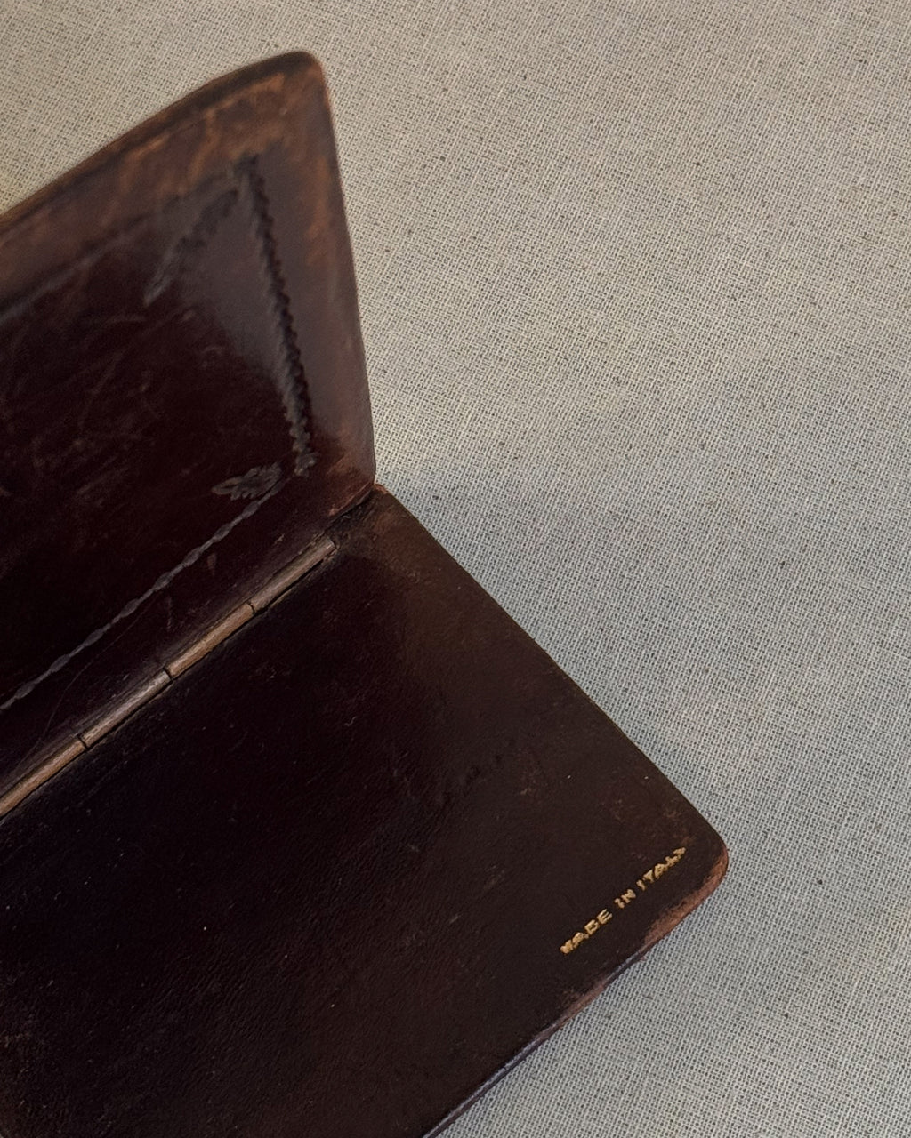 Embossed leather bookend depicting angels, Made in Italy