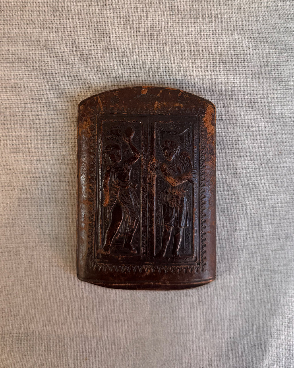 Embossed leather bookend depicting angels, Made in Italy