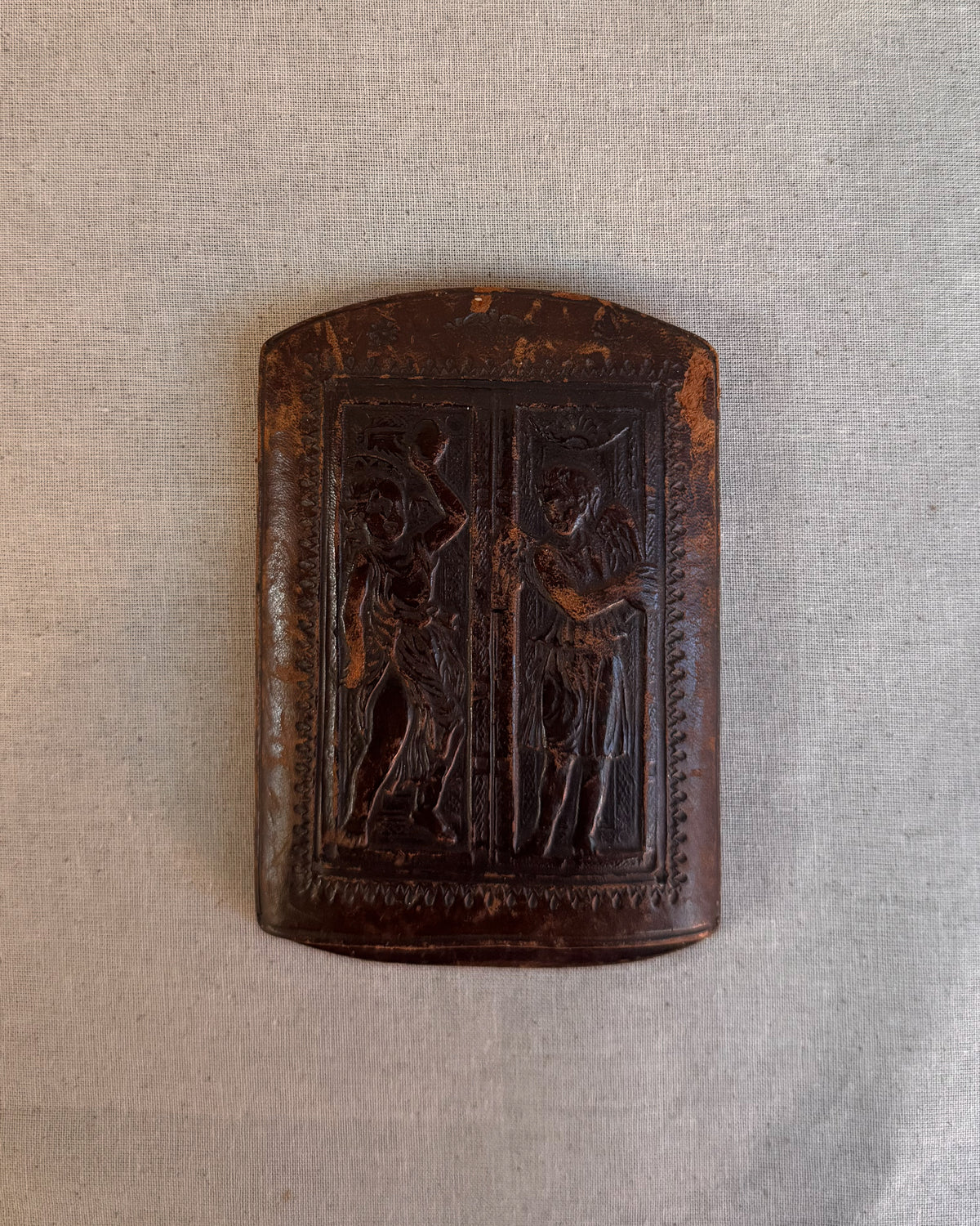 Embossed leather bookend depicting angels, Made in Italy