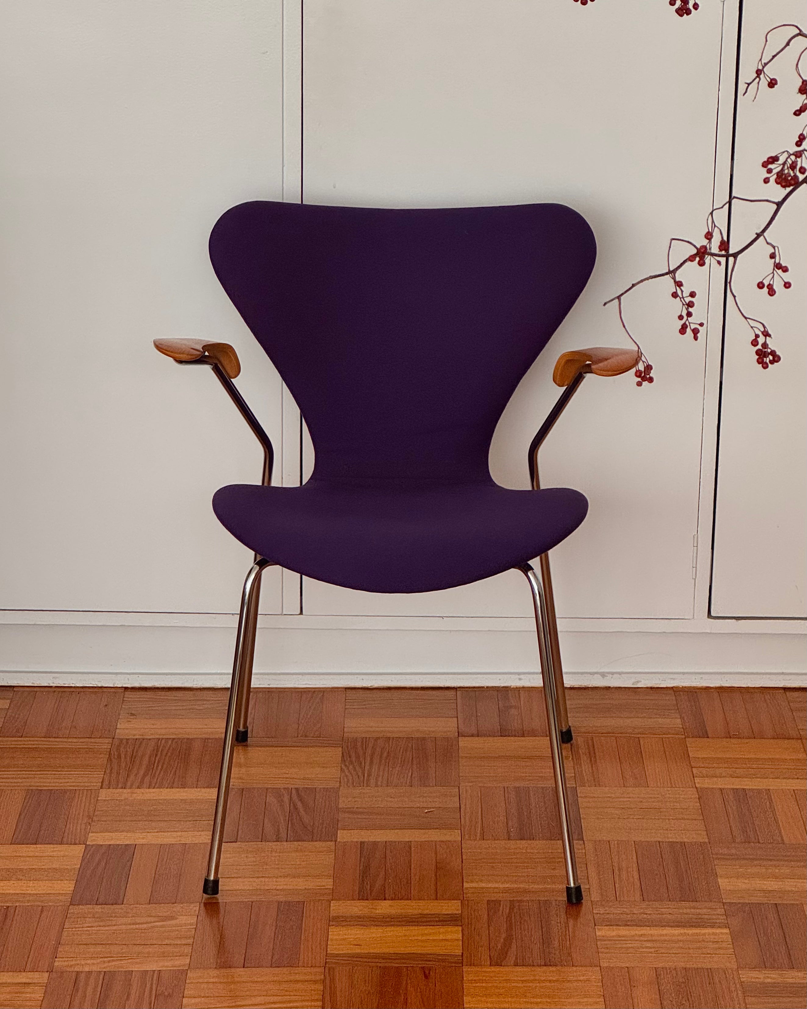 Arne Jacobsen Syver chair in original purple wool upholstery and wooden armrests on chrome frame