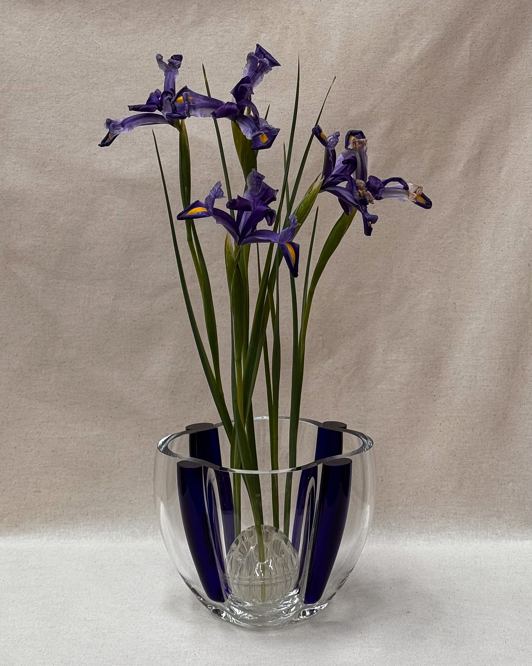 Sasaki art glass bowl vase with cobalt edges